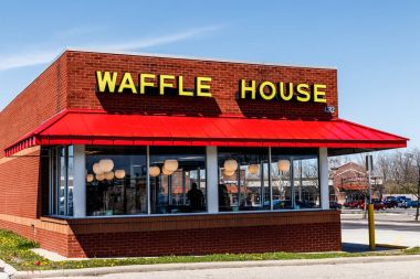 Dayton - Nisan 2018 yaklaşık: Dış ve ikonik Güney restoran zinciri Waffle House logosu. Waffle House 1955 II kuruldu