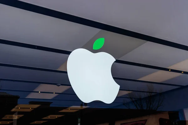 Dayton - Circa abril 2018: Ubicación del Apple Store Retail Mall. Apple vende y ofrece servicios de iPhones, iPads, iMacs y Macintosh II — Foto de Stock