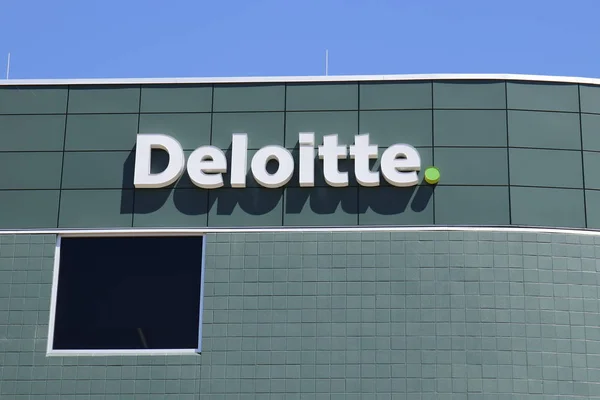 Dayton - Circa abril 2018: Oficina local de impuestos y asesoría de Deloitte. Deloitte es una red multinacional de servicios profesionales II — Foto de Stock
