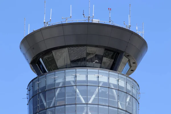 Dayton - Circa Abril 2018: A torre de controle de tráfego aéreo no Aeroporto Internacional de Dayton. Construído em 2011, tem 254 pés de altura III — Fotografia de Stock