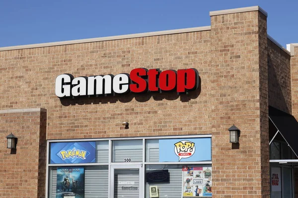 Greenville - Circa abril 2018: GameStop Strip Mall Location. GameStop es un Distribuidor de Videojuegos y Electrónica I —  Fotos de Stock