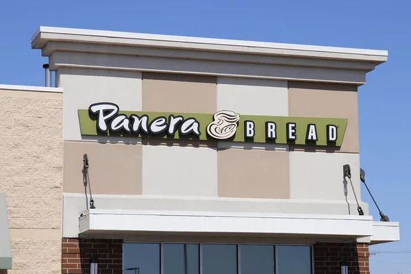 Дейтон - Circa квітня 2018: Panera Хліб роздрібної розташування. Panera є ланцюга з швидко випадковий ресторани пропонують безкоштовний Wi-Fi я — стокове фото