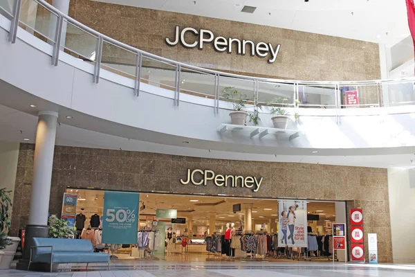 Dayton - Circa April 2018: JC Penney Retail Mall Location. JCP is an Apparel and Home Furnishing Retailer II — Stock Photo, Image