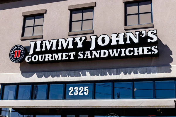 Dayton - Circa abril 2018: Jimmy John 's Gourmet Sandwich Restaurant. Jimmy John 's es conocido por su entrega rápida. — Foto de Stock