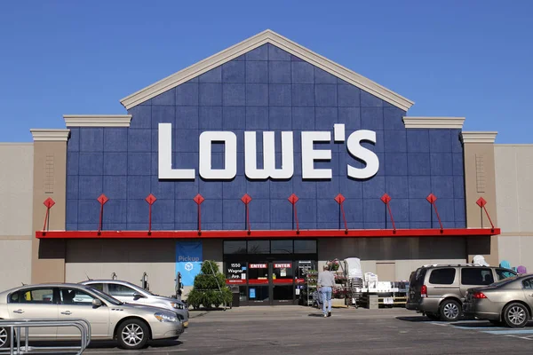 Greenville - Circa April 2018: Lowes Heminredning lagerstället. Lowes driver hem förbättring och apparaten butiker i Nordamerika Iii — Stockfoto