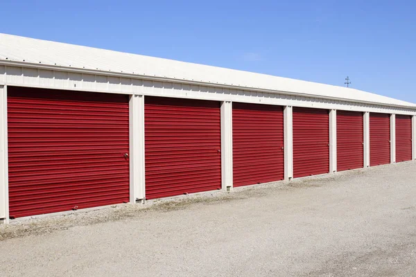 Numrerade self-storage och mini lagringsenheter garage Xi — Stockfoto