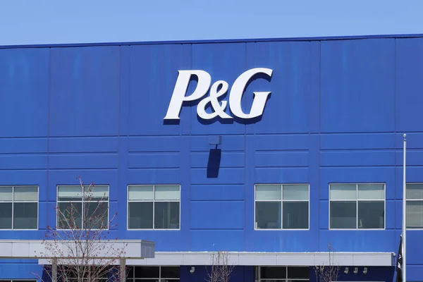 Vandalia - Circa April 2018: Procter & Gamble Union Distribution Center. P&G is an American Multinational Consumer Goods Company III — Stock Photo, Image