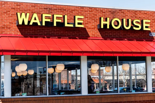 Dayton - Circa abril 2018: Exterior y logotipo de la icónica cadena de restaurantes del sur Waffle House. Waffle House fue fundada en 1955 I — Foto de Stock