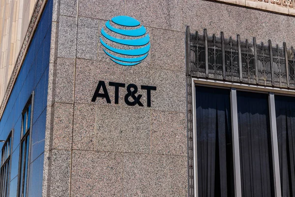 Dayton - Circa abril 2018: Oficina del centro de AT & T. AT & T ahora ofrece IPTV, VoIP, Celulares y DirecTV XI — Foto de Stock