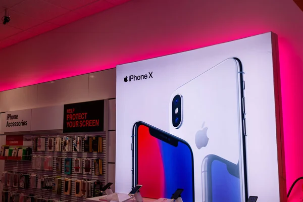Dayton - Circa April 2018: iPhone X ditampilkan di toko nirkabel T-Mobile. T-Mobile meningkatkan level ratusan situs sel lagi dengan kapasitas LTE IV — Stok Foto