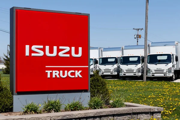 Muncie - Circa abril 2018: Isuzu Motors caminhão concessionária. Isuzu é um veículo comercial japonês e fabricante de motores diesel I — Fotografia de Stock