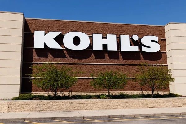 Muncie - Circa abril 2018: Kohl 's Retail Store Location. Kohl 's opera más de 1.100 Tiendas de Descuento I — Foto de Stock