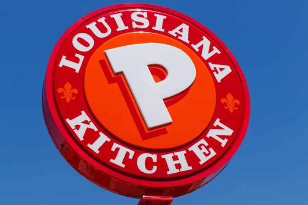 Anderson - Circa Abril 2018: Popeyes Louisiana Cozinha Fast Food Restaurant. Popeyes é conhecido por seu estilo de cajun frango frito II — Fotografia de Stock