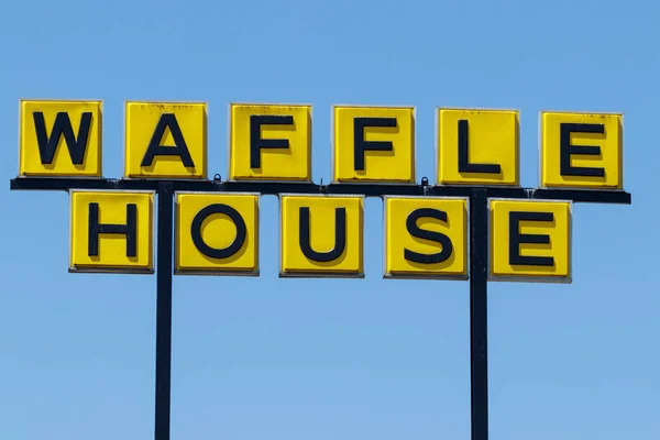 Anderson - Circa abril 2018: Un poco desaliñado signo de icónica cadena de restaurantes del sur Waffle House. Waffle House fue fundada en 1955 III — Foto de Stock