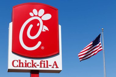 Lafayette - Nisan 2018 yaklaşık: Chick-fil-A perakende satmak Fast Food konumu Amerikan bayrağı ile. Chick-fil-A Restoran Pazar günleri kapalı ben