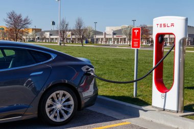 Lafayette - Nisan 2018 yaklaşık: Tesla Supercharger istasyonu. Supercharger Model S ve Model X elektrikli araçlar II hızlı şarj sunar