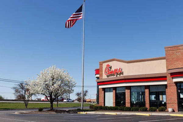 Lafayette - Circa abril 2018: Chick-fil-A Retail Fast Food Location with American flag. Los restaurantes Chick-fil-A están cerrados los domingos II — Foto de Stock