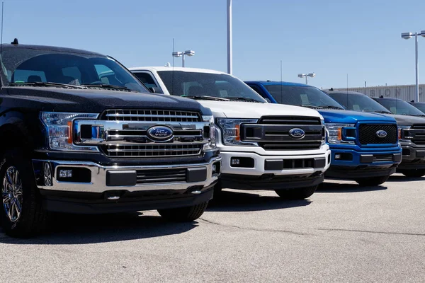 Lafayette - Circa April 2018: Lokale Ford auto en vrachtwagen dealer. Ford verkoopt producten onder de merken Lincoln en Motorcraft Ix — Stockfoto