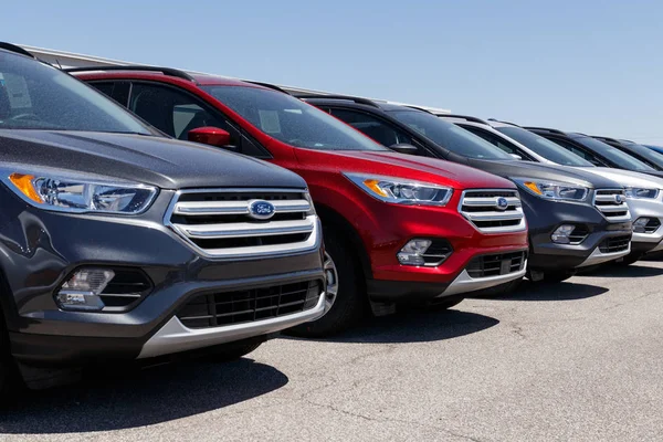 Lafayette - Circa Abril 2018: Local Ford Car and Truck Dealership. Ford vende produtos sob as marcas Lincoln e Motorcraft XI — Fotografia de Stock