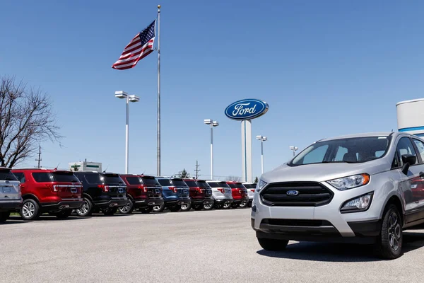 Lafayette - Circa April 2018: Local Ford Car dan Truck Dealership dengan bendera Amerika Serikat. Ford menjual produk di bawah merek Lincoln dan Motorcraft XII — Stok Foto