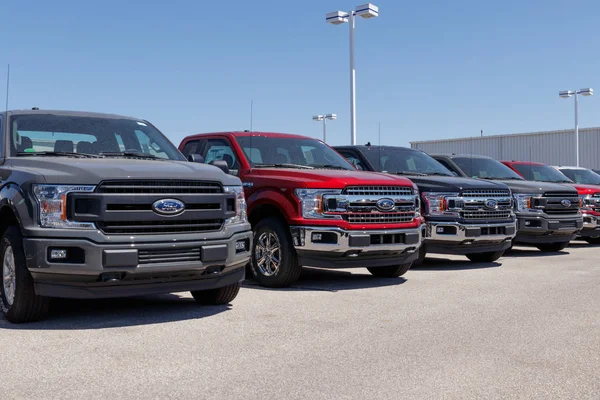 Lafayette - Circa abril 2018: Local Ford Car and Truck Dealership. Ford vende productos bajo las marcas Lincoln y Motorcraft XII — Foto de Stock