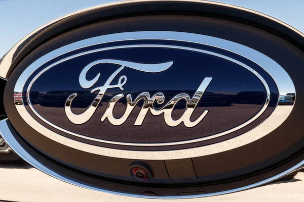 Lafayette - Circa April 2018: Ford ovaal achterklep logo op een F-150 pick-up truck. Ford verkoopt producten onder de merken Lincoln en Motorcraft Xiv — Stockfoto