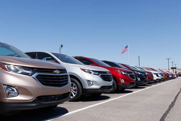 Lafayette - Circa abril 2018: Chevrolet Automobile Dealership with American flag. Chevy es una división de General Motors —  Fotos de Stock