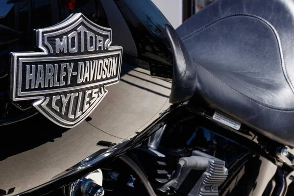 Lafayette - Circa April 2018: Embleem en de motor van een Harley-Davidson. Harley Davidson motoren staan bekend om hun trouwe volgende Iii — Stockfoto