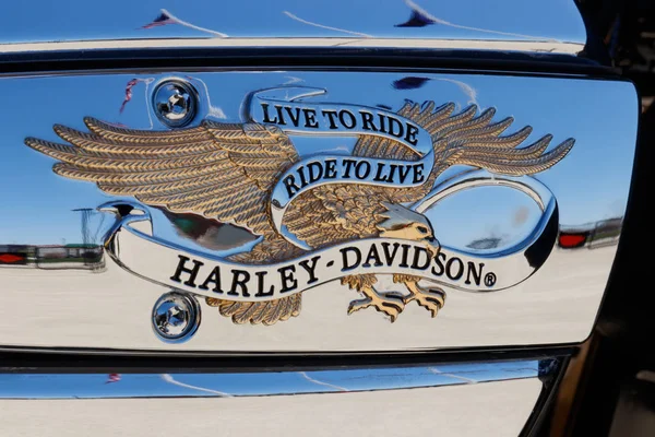 Lafayette - Circa April 2018: Embleem en de motor van een Harley-Davidson. Harley Davidson motoren staan bekend om hun trouwe volgende V — Stockfoto