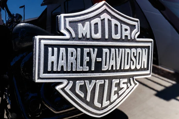 Лафайет - апрель 2018 года: Эмблема и двигатель Harley Davidson. Harley Davidson Motorcycles are known for Their Loyal Following IV — стоковое фото