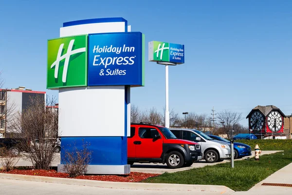 Lafayette - Circa abril 2018: Holiday Inn Express Ubicación. Holiday Inn es una filial de InterContinental Hotels Group I — Foto de Stock