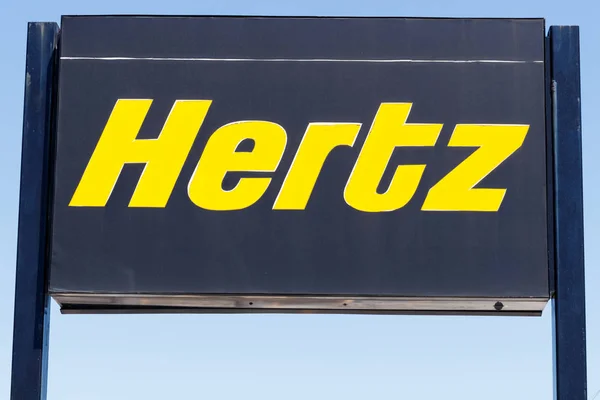 Lafayette - Circa April 2018: Local Hertz Car Rental Location. Hertz is the largest U.S. car rental company by sales I — Stock Photo, Image