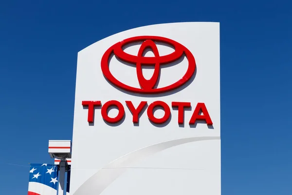 Lafayette - ca. April 2018: toyota auto und geländewagen logo und beschilderung. toyota ist nach Umsatz das fünftgrößte Unternehmen der Welt. — Stockfoto