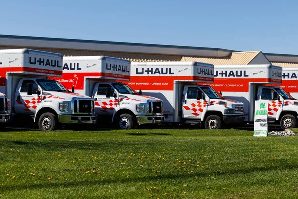 Lafayette - Circa abril 2018: U-Haul Moving Truck Rental Location. U-Haul ofrece soluciones de movimiento y almacenamiento III —  Fotos de Stock