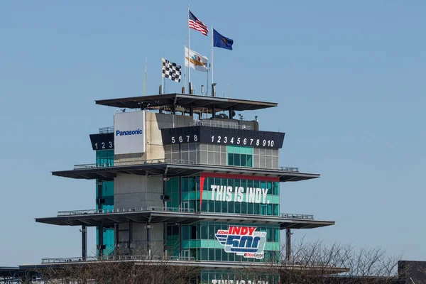 Indianápolis - Circa Mayo 2018: La pagoda Panasonic ondeando la bandera estadounidense en Indianapolis Motor Speedway. IMS se prepara para la 102 edición del Indy 500 IX —  Fotos de Stock