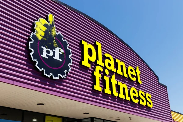 Indianapolis - Circa maj 2018: Planet Fitness lokala gym och workout center. Planet Fitness marknadsför sig som en dom frizon jag — Stockfoto