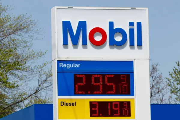 Peru - Circa maj 2018: Mobil bensinstation skyltning. Mobil samman med Exxon att bli Exxonmobil handlas som Xom jag — Stockfoto