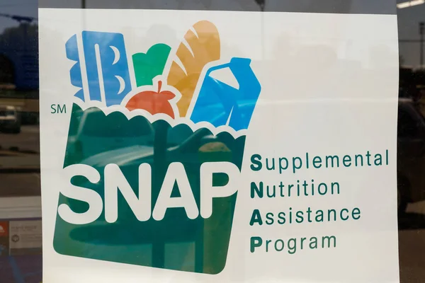 Peru - Sekitar Mei 2018: A Sign at a Retailer - We Accept SNAP V — Stok Foto