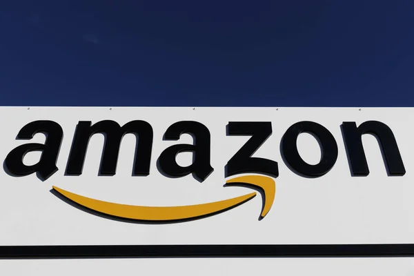 Indianápolis - Circa Enero 2020: Amazon.com Centro de Cumplimiento. Amazon es el minorista más grande basado en Internet en los Estados Unidos y celebra el Primer Día cada julio —  Fotos de Stock