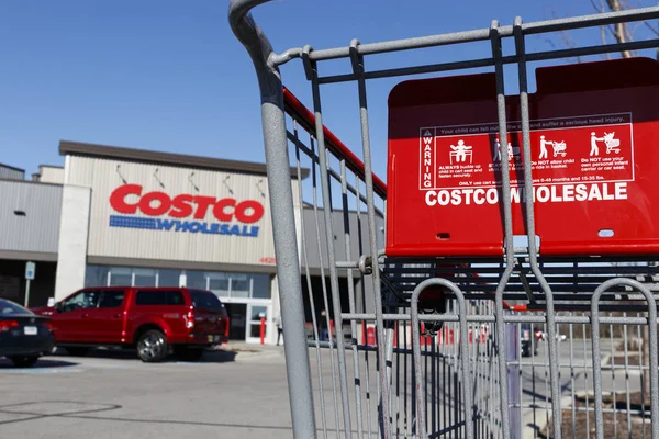 Indianapolis - Circa January 2020: Costco Wholesale Location. Costco Wholesale is a Multi-Billion Dollar Global Retailer — ストック写真