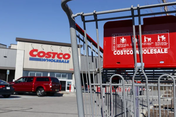 Indianápolis - Circa enero 2020: Costco Wholesale Location. Costco Wholesale es un minorista global multimillonario — Foto de Stock