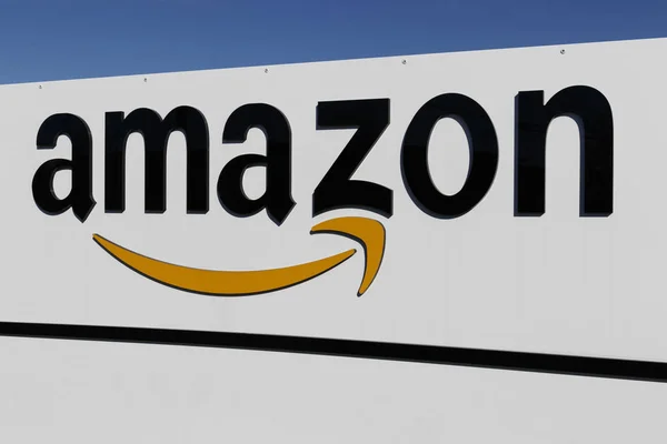 Indianápolis - Circa Enero 2020: Amazon.com Centro de Cumplimiento. Amazon es el minorista más grande basado en Internet en los Estados Unidos y celebra el Primer Día cada julio — Foto de Stock