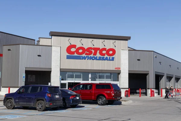 Indianapolis - ca. Januar 2020: costco großhandelsstandort. costco wholesale ist ein milliardenschwerer globaler Einzelhändler — Stockfoto