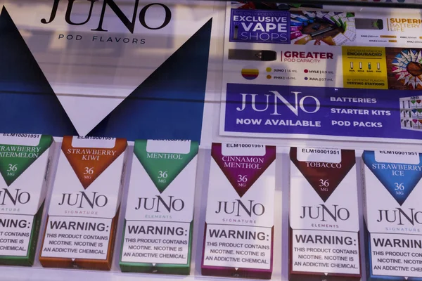 Индианаполис - Приблизительно январь 2020 года: Juno Vapor e-mail display. В то время как электронные сигареты помогают людям бросить курить, чиновники встревожены растущим использованием подростками, детьми и подростками — стоковое фото