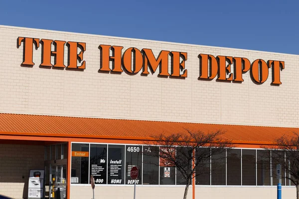 Indianapolis - Circa January 2020: Home Depot Location Домашній депо є найбільшим роздрібним торговцем у нас — стокове фото