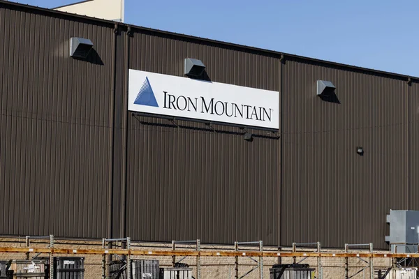 Indianapolis - Circa Januari 2020: Iron Mountain Record Management locatie. Iron Mountain biedt documentversnipperen, scannen en platenbeheer — Stockfoto