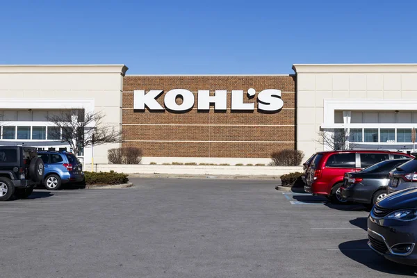 Indianápolis - Circa enero 2020: Kohl 's Retail Store Location. Kohl está aceptando devoluciones de Amazon de forma gratuita — Foto de Stock