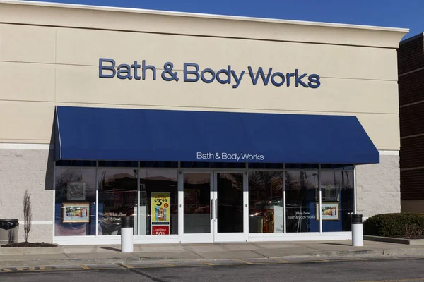 Indianapolis - Cirka januari 2020: Bath & Body Works store. Bath & Body Works är specialiserade på dusch- och badprodukter, ljus och dofter — Stockfoto