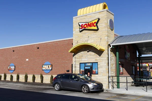 Indianapolis - Circa Janeiro 2020: Sonic Drive-In Fast Food Location. Sonic é uma corrente do restaurante do Drive-In — Fotografia de Stock