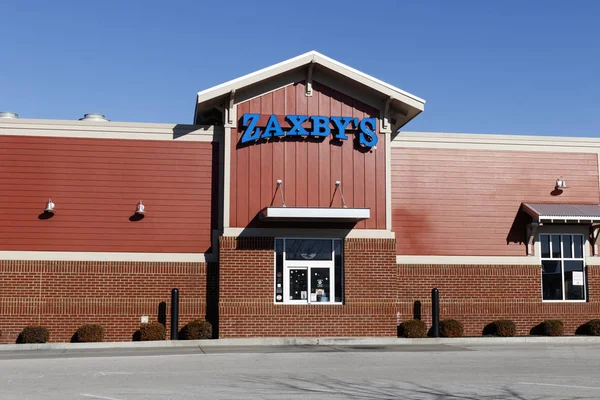 Indianápolis - Circa enero 2020: Zaxby 's Chicken restaurante drive thru. Zaxby 's tiene más de 900 ubicaciones — Foto de Stock